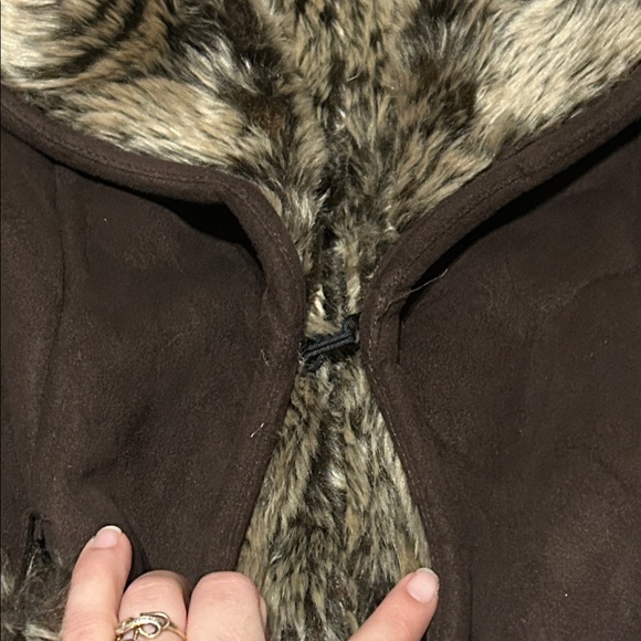 Loire NY Faux Fur Lined and Suede Wind-Blocking Pop Up Faux Fur Collar - Medium - Picture 8 of 14